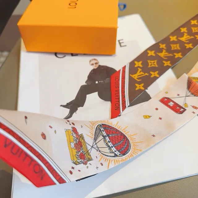 Louis Vuitton écharpe de soie monogramme et illustrée 5