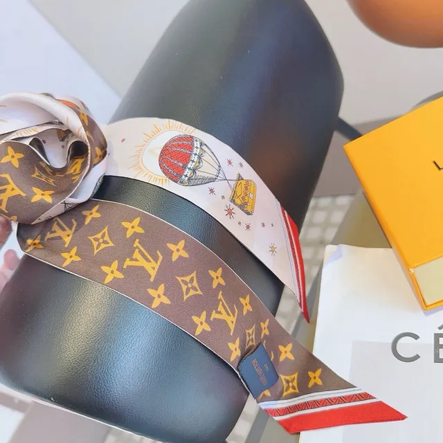 Louis Vuitton écharpe de soie monogramme et illustrée 6