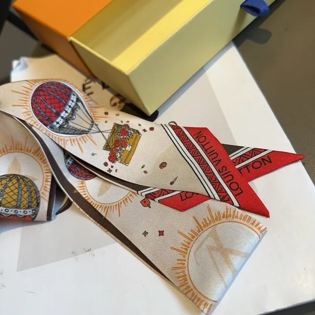 Louis Vuitton écharpe de soie monogramme et illustrée 7