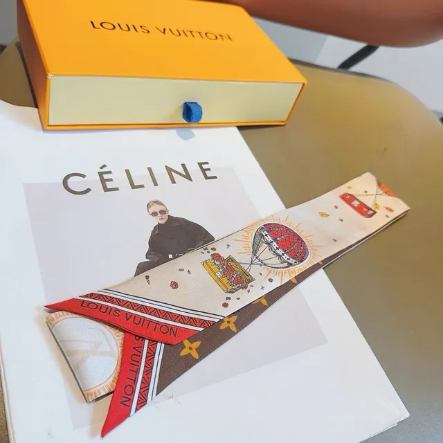 Louis Vuitton écharpe de soie monogramme et illustrée 8