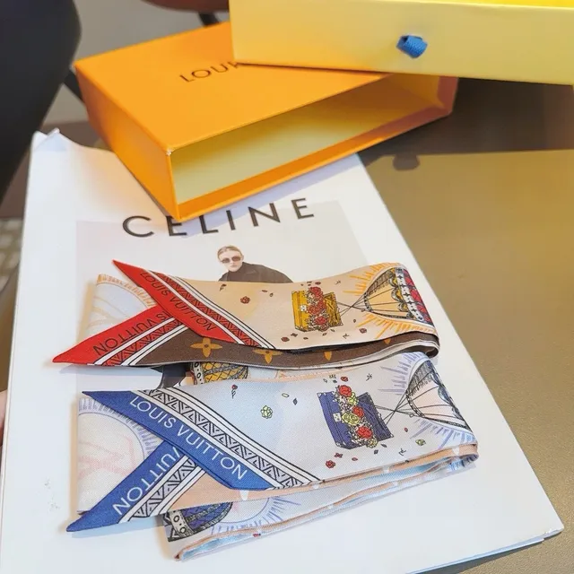 Louis Vuitton écharpe de soie monogramme et illustrée 9