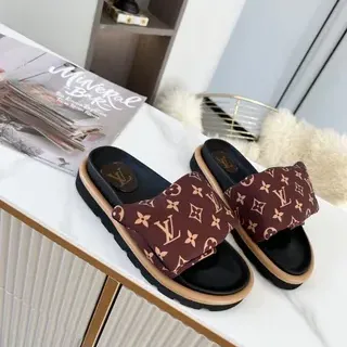 लुई विटटन Monogram भूरा स्लिपर्स