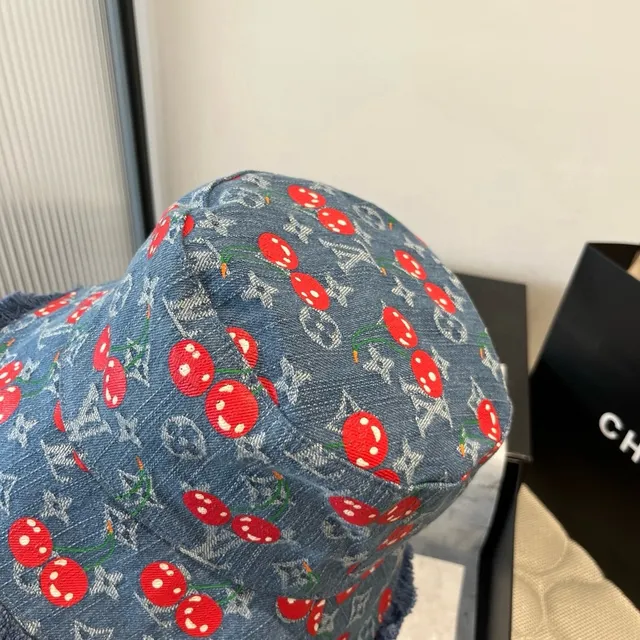 Louis Vuitton Monogram Denim Bordado de Cereza Sombrero de Cubo 5