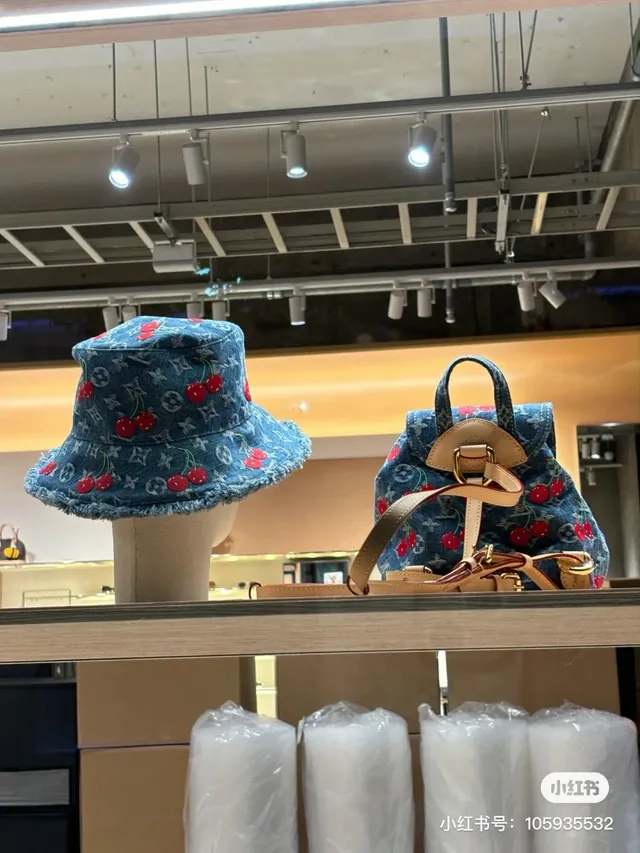 Louis Vuitton Monogram Denim Bordado de Cereza Sombrero de Cubo 7