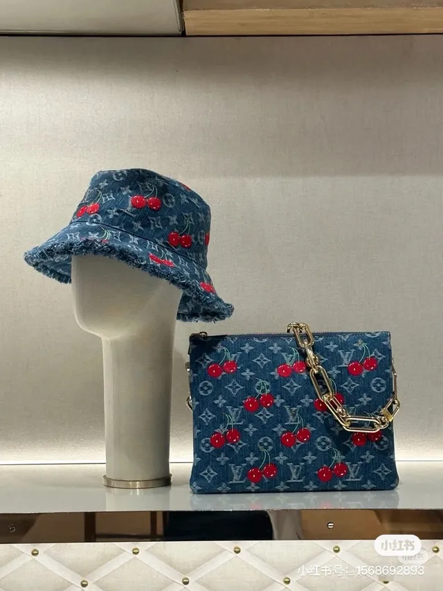 Louis Vuitton Monogram Denim Bordado de Cereza Sombrero de Cubo 8