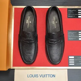 Louis Vuitton Monogram Embossed جلد أسود لوبيرز