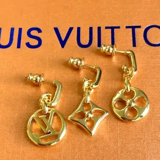 Louis Vuitton Monogram Flower और LV Circle أقراط قطرة بنغمة ذهبية