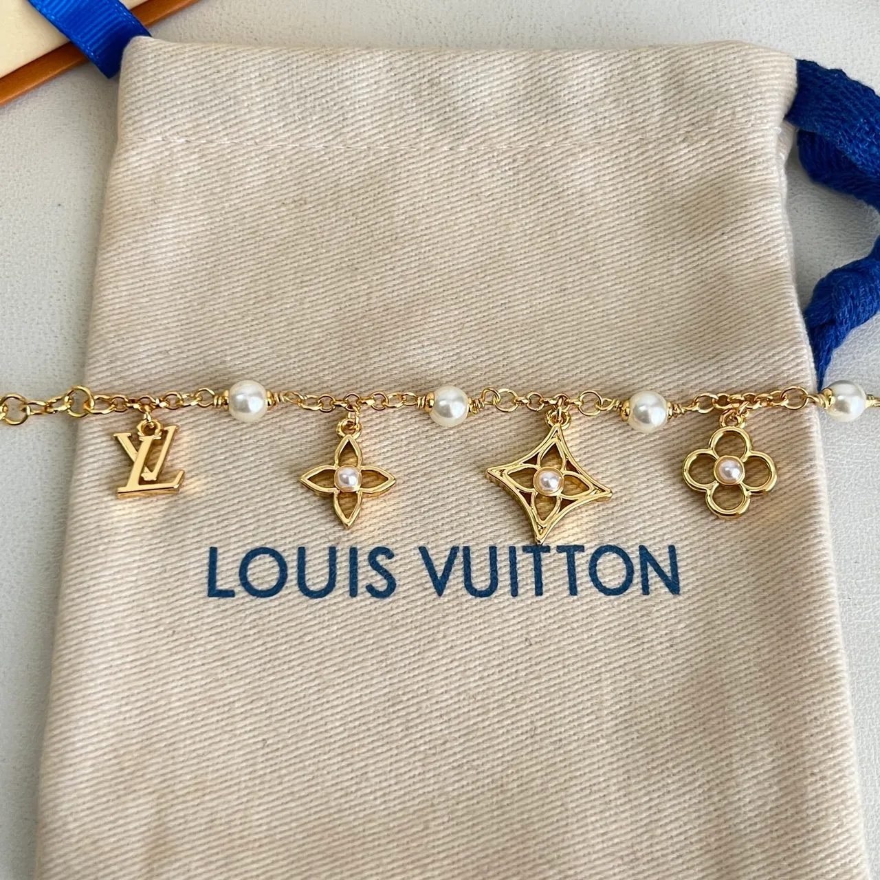 Louis Vuitton মোনোগ্রাম ফুল এবং তারা চার্ম গোল্ড-টোন পার্ল ব্রেসলেট 3