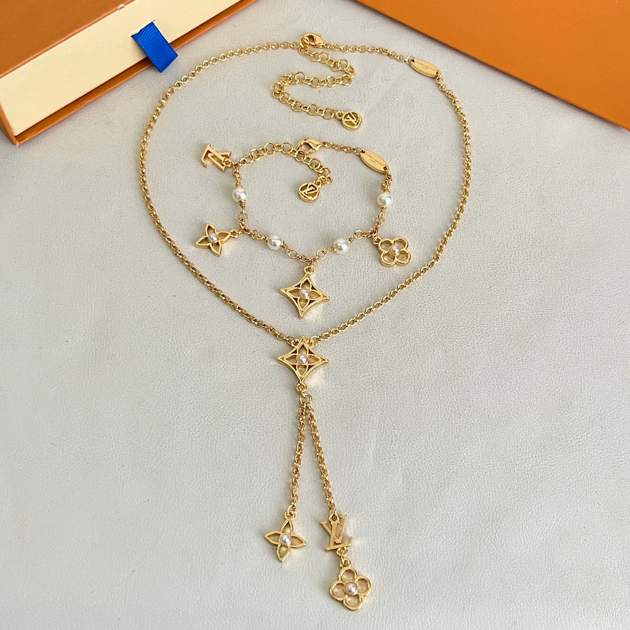 Louis Vuitton মোনোগ্রাম ফুল এবং তারা চার্ম গোল্ড-টোন পার্ল ব্রেসলেট 5