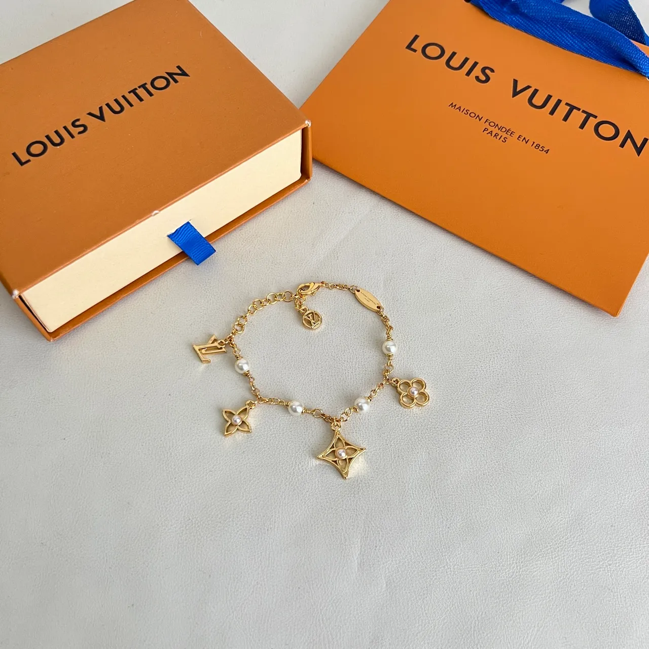 Louis Vuitton মোনোগ্রাম ফুল এবং তারা চার্ম গোল্ড-টোন পার্ল ব্রেসলেট 6