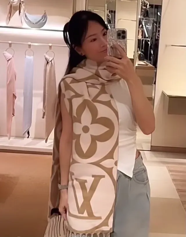 Châle Louis Vuitton Monogram Floral Beige et Blanc 3