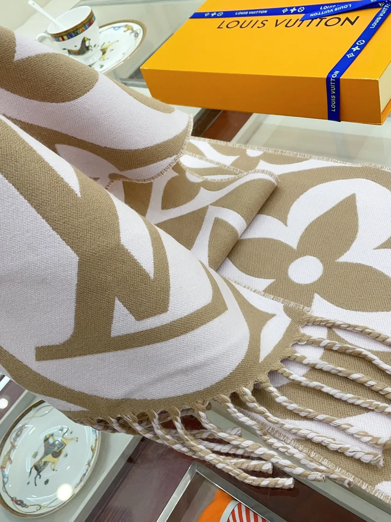 Châle Louis Vuitton Monogram Floral Beige et Blanc 7