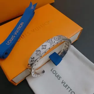 سوار Louis Vuitton مونوغرام نقش زهرة بلون فضي