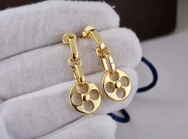 Pulseira Louis Vuitton Monogram Flower Gold Circular Charms Acabamento em Metal Polido 4