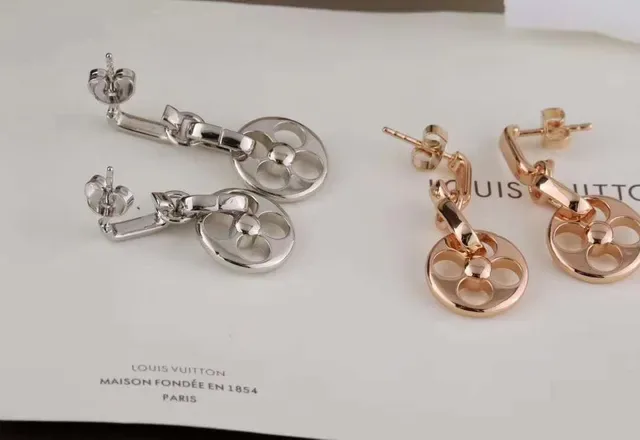 Pulseira Louis Vuitton Monogram Flower Gold Circular Charms Acabamento em Metal Polido 7
