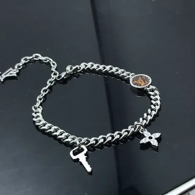 Louis Vuitton Monogram Jewelry Silver Transparent Chain Pavé-Crystal LV Bracelet 4