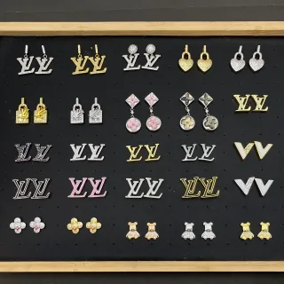 Louis Vuitton Monogram Lock Flower Bear أقراط