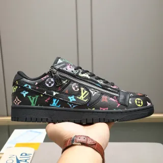 Louis Vuitton Zapatillas Lifestyle de Cuero con Impresión Monogram, Cremallera y Upper Bajo