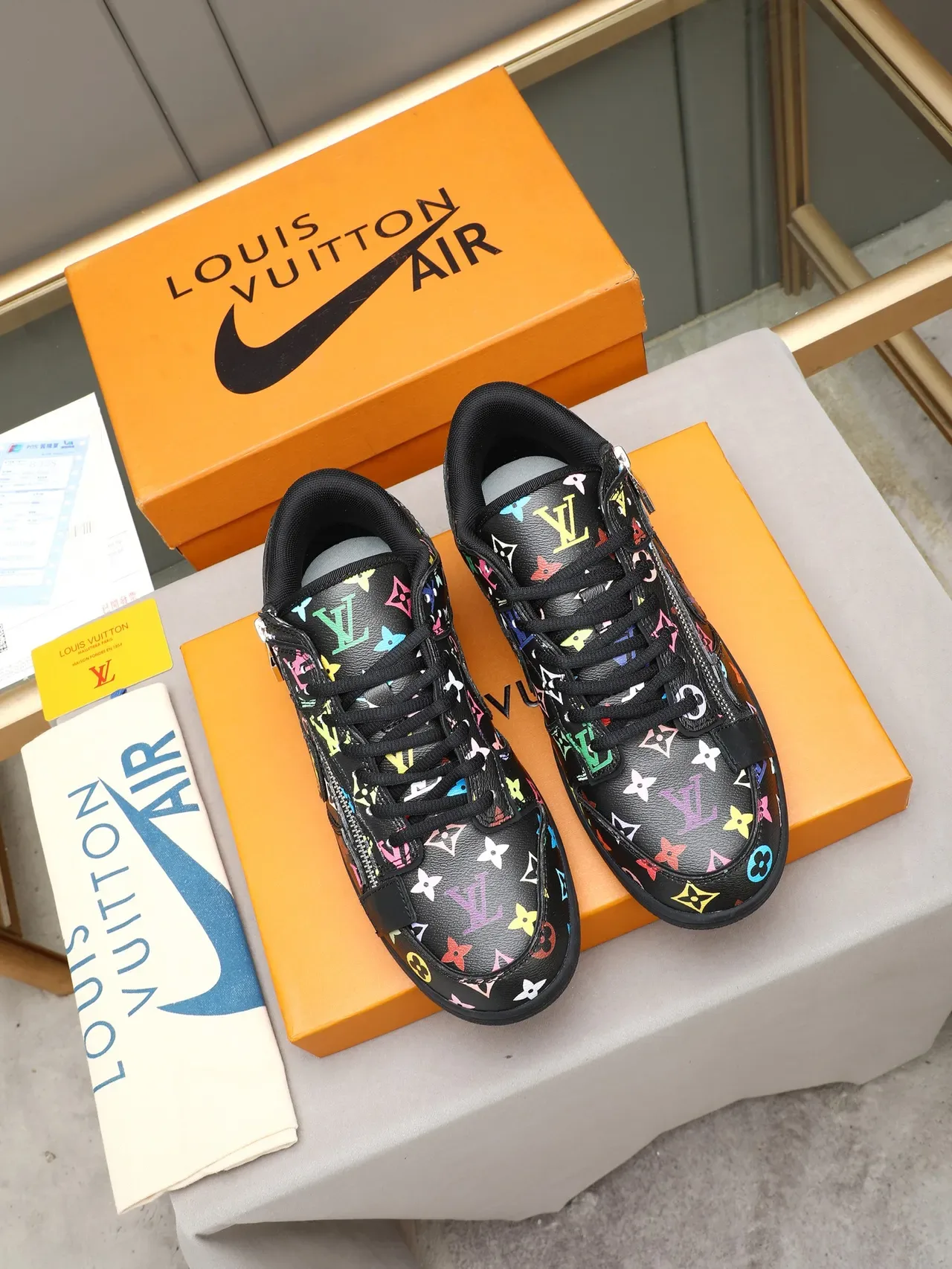 Louis Vuitton Sneakers Lifestyle en Cuir avec Impression Monogram, Fermeture Éclair et Envers Bas 2