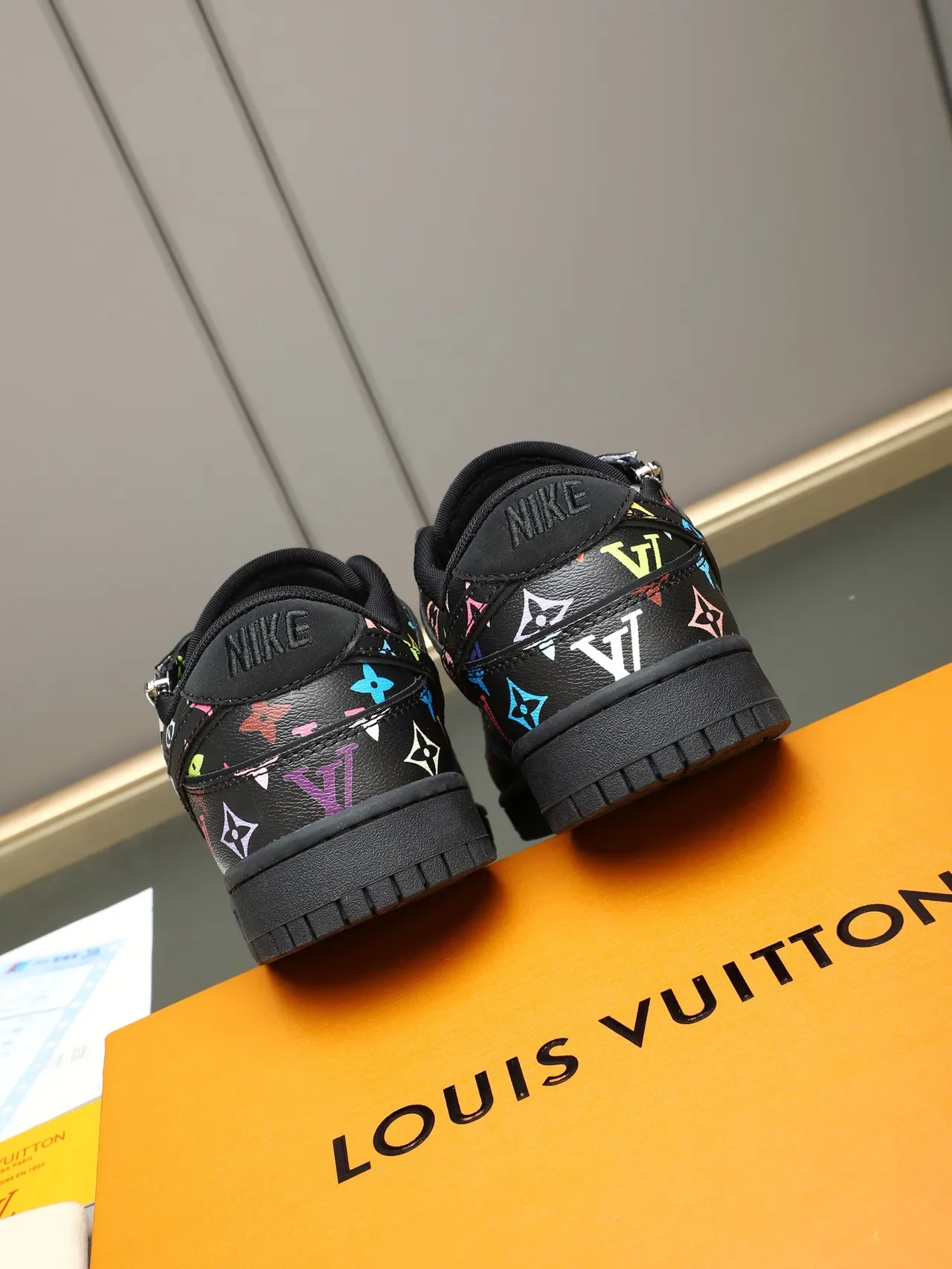 Louis Vuitton Sneakers Lifestyle en Cuir avec Impression Monogram, Fermeture Éclair et Envers Bas 3