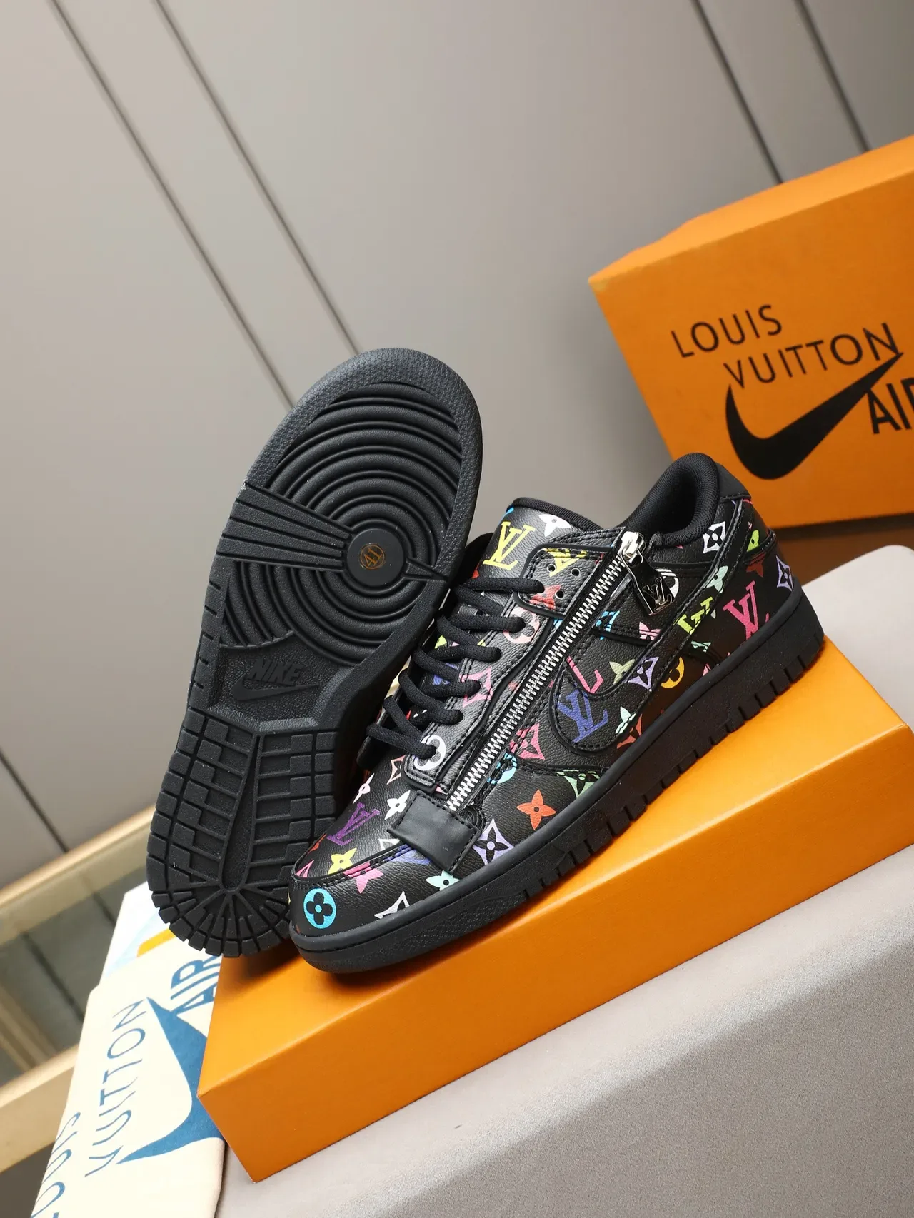 Louis Vuitton Sneakers Lifestyle en Cuir avec Impression Monogram, Fermeture Éclair et Envers Bas 4