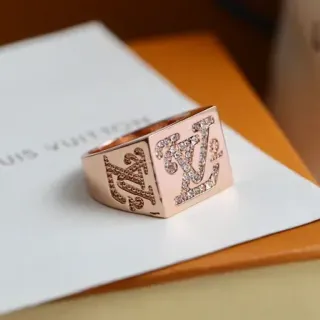 路易威登 Monogram Signature 方形 Pavé 水钻戒指