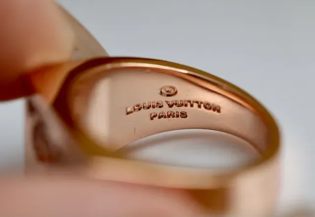 路易威登 Monogram Signature 方形 Pavé 水钻戒指 3