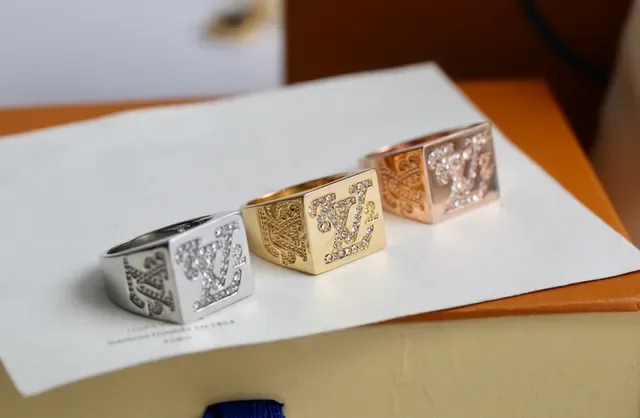 路易威登 Monogram Signature 方形 Pavé 水钻戒指 4
