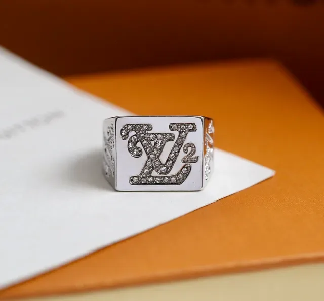 路易威登 Monogram Signature 方形 Pavé 水钻戒指 6