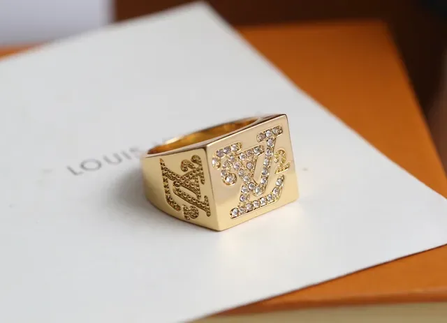 路易威登 Monogram Signature 方形 Pavé 水钻戒指 7