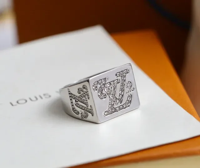 路易威登 Monogram Signature 方形 Pavé 水钻戒指 8