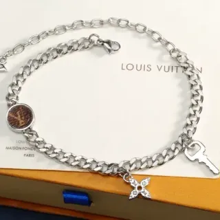 Louis Vuitton Multi-Charm Curb-Link Pulsera Plateada