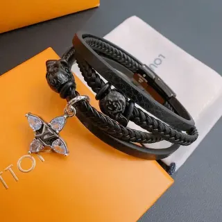 Pulsera Louis Vuitton Multi-Wrap de cuero trenzado con cabeza de león y cristales monogram