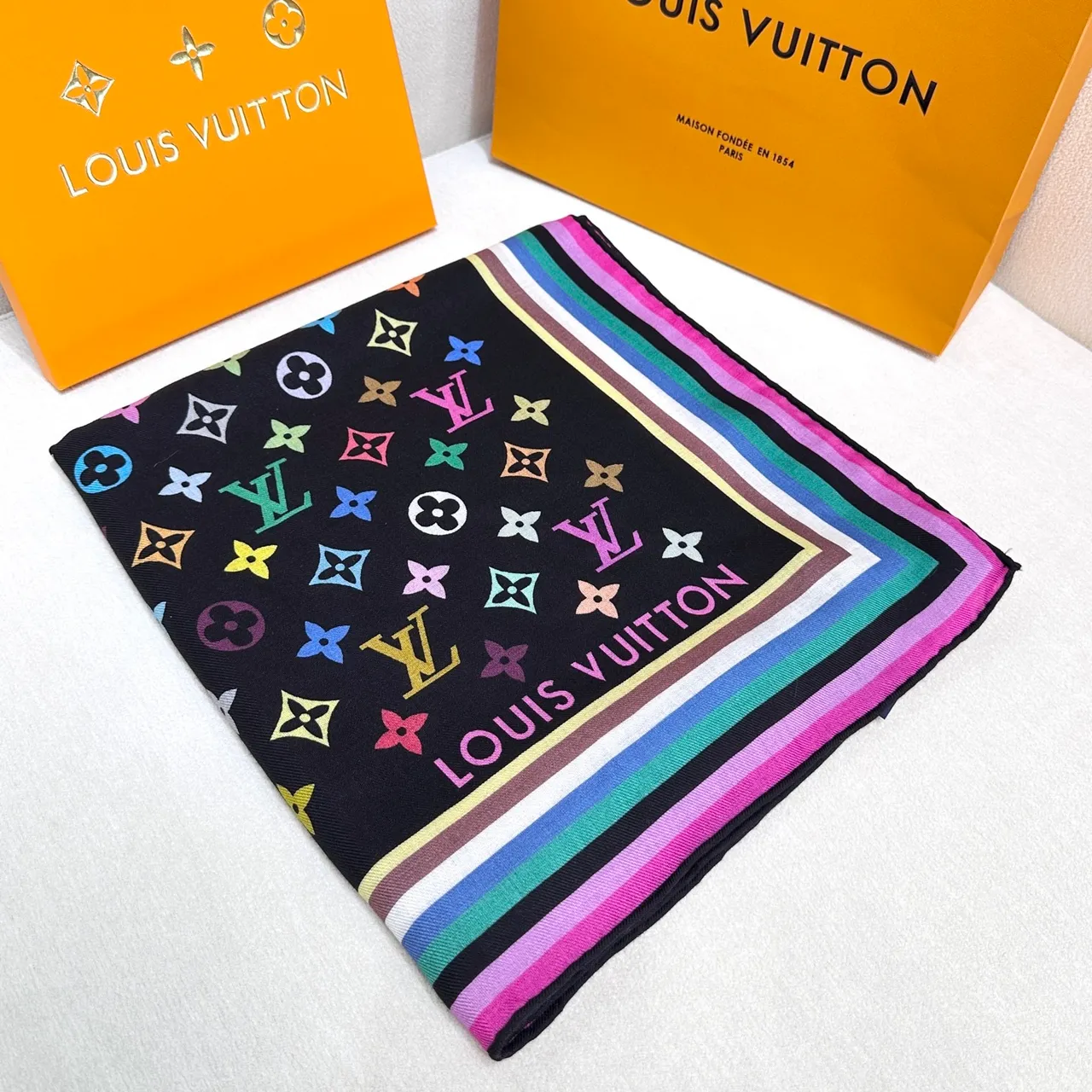 Louis Vuitton Impresión Monograma Multicolor Pañuelo de Seda Negro 5
