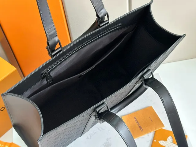 Louis Vuitton OnTheGo Tote 黑色压花花纹皮革托特包 2