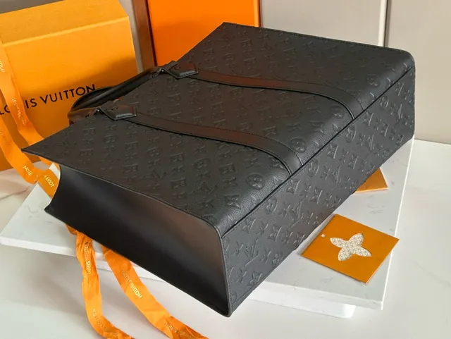 Louis Vuitton OnTheGo Tote 黑色压花花纹皮革托特包 3