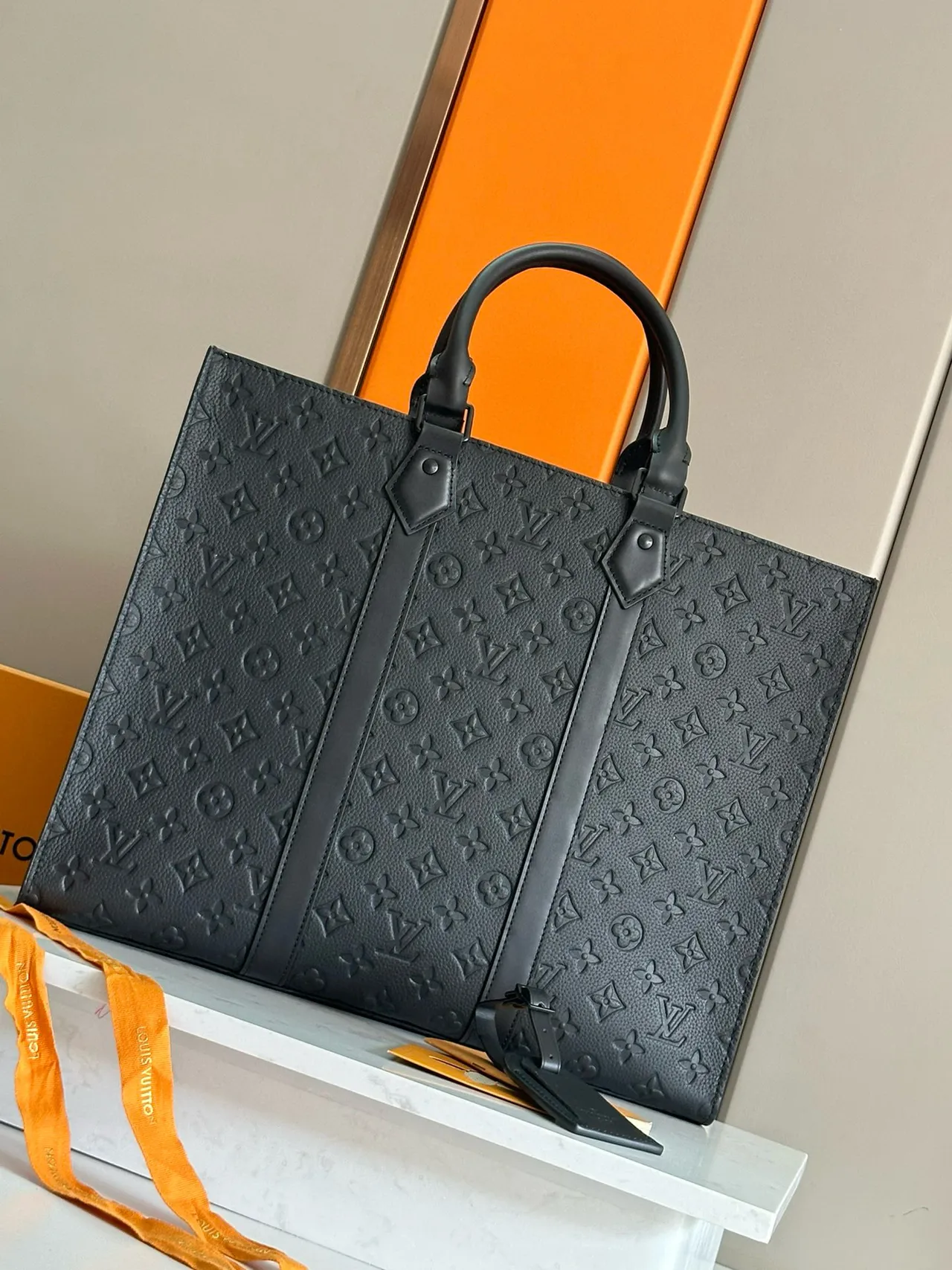 Louis Vuitton OnTheGo Tote 黑色压花花纹皮革托特包 4