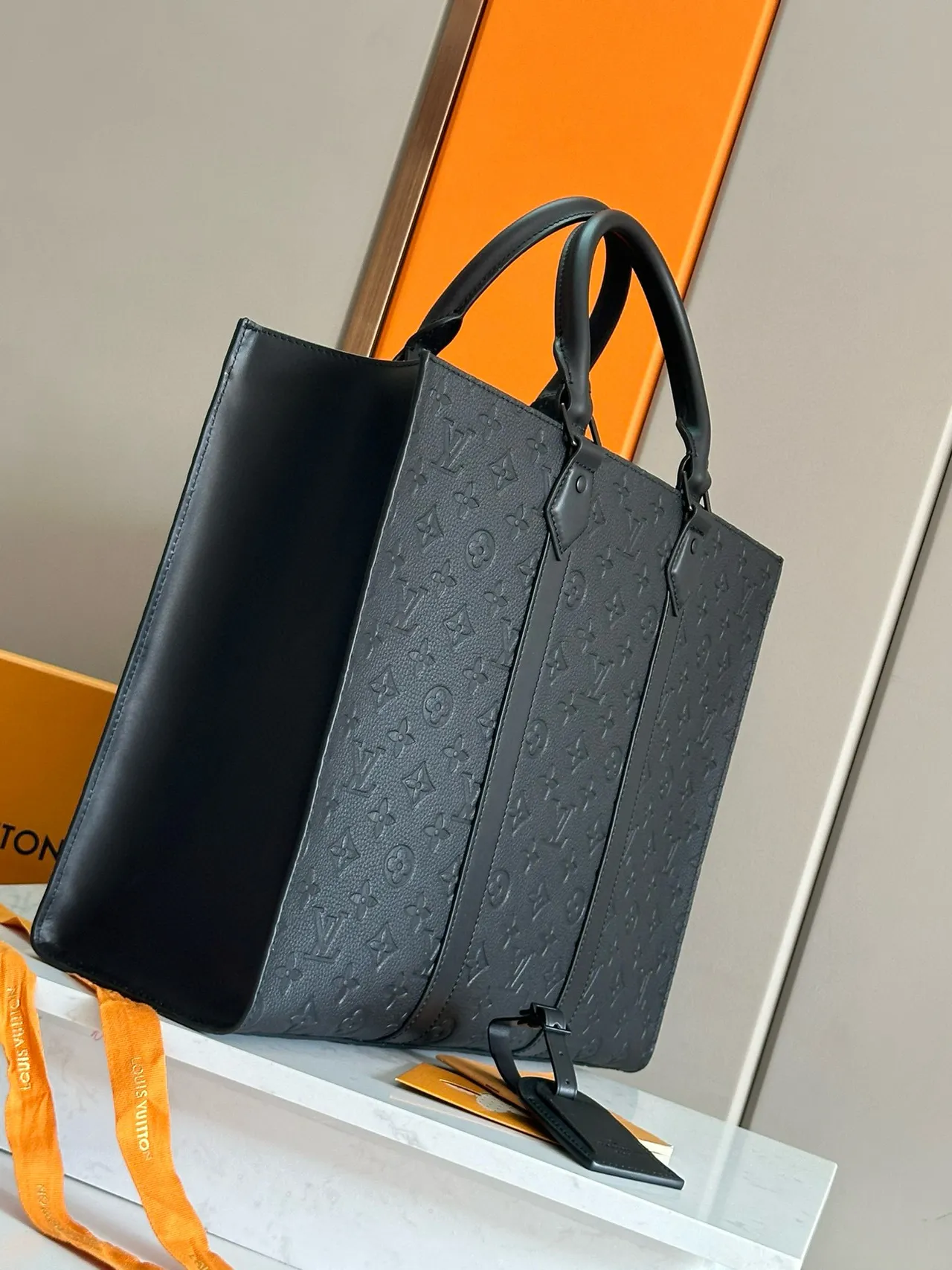 Louis Vuitton OnTheGo Tote 黑色压花花纹皮革托特包 5