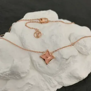 Louis Vuitton Colar Pingente Corrente de Ouro Rosa Esmaltado Quatrofoil