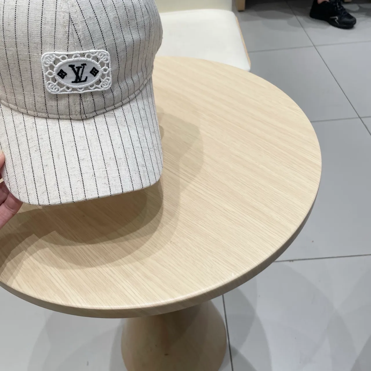 Louis Vuitton धारीदार लेस मोनोग्राम बेसबॉल कैप 7