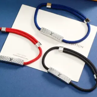 Pulsera Louis Vuitton de cordón trenzado de nylon rojo y azul con placa rectangular monogramada de metal