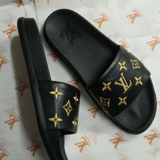 Louis Vuitton Run Away Monogram 黑色和金色拖鞋