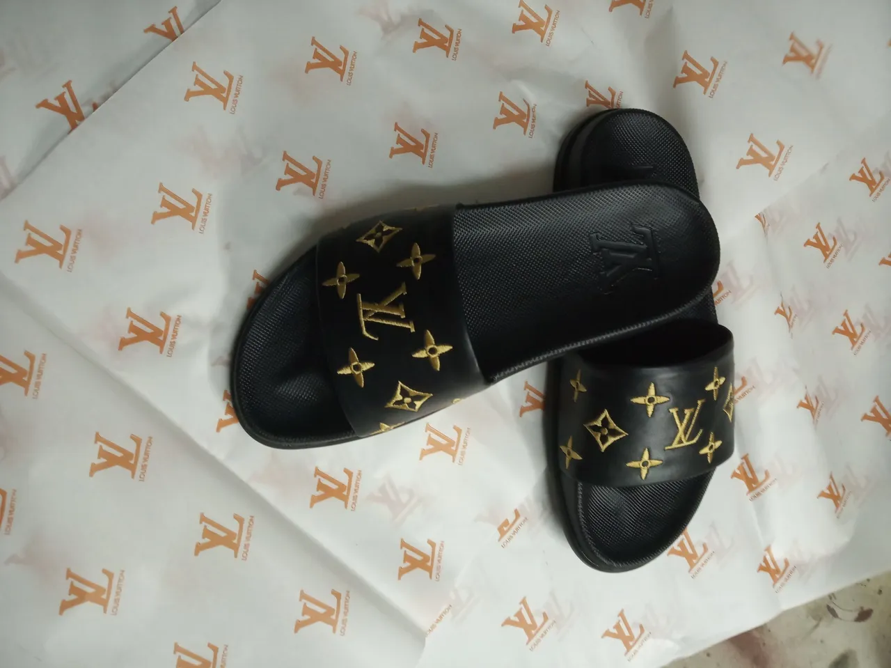 Louis Vuitton Run Away Monogram 黑色和金色拖鞋 2