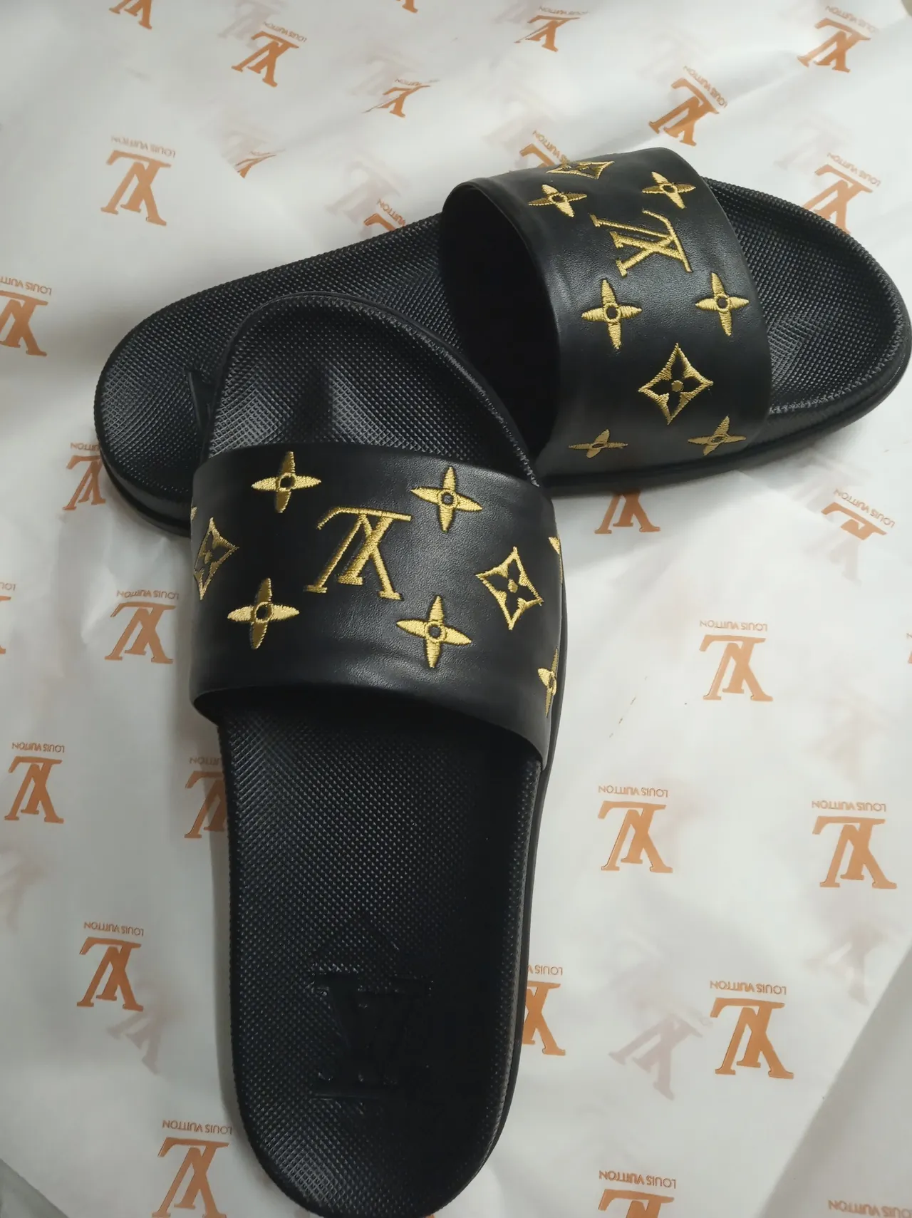 Louis Vuitton Run Away Monogram 黑色和金色拖鞋 5