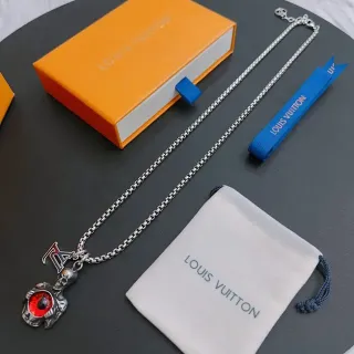 Colar Louis Vuitton Corrente Curb Prateada Vermelha Integrada com Monograma LV