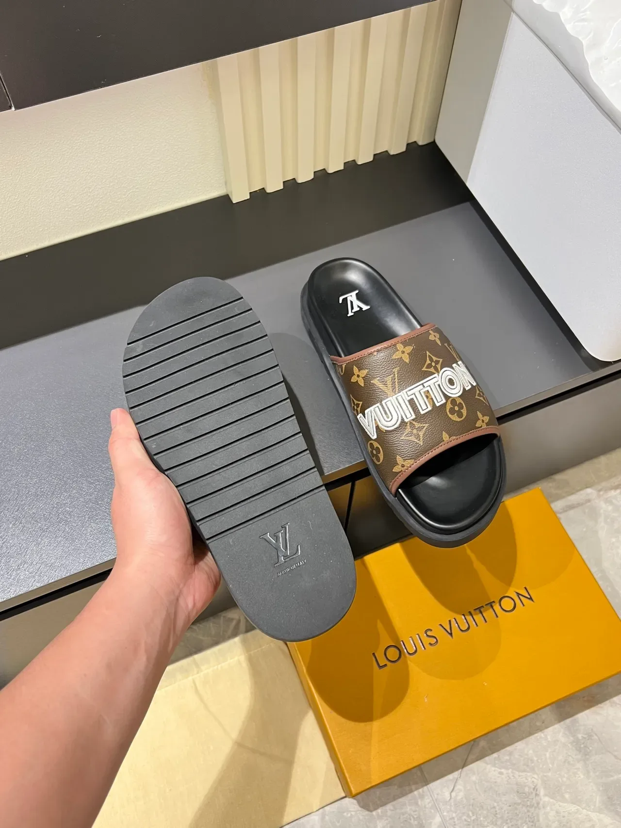 Sandalias Louis Vuitton Slide Negro Marrón Correa Única Monogram 2