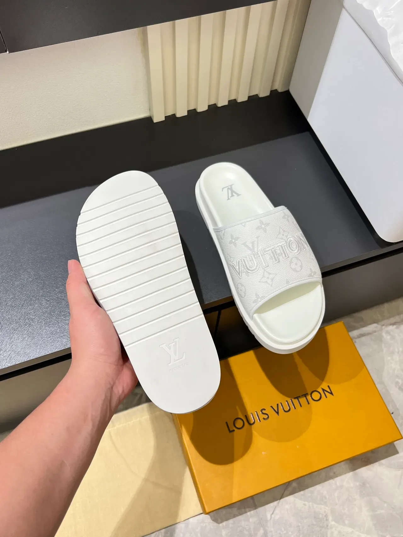 Sandalias Louis Vuitton Slide Negro Marrón Correa Única Monogram 3