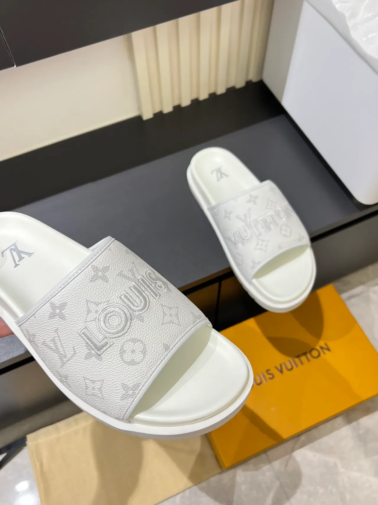 Sandalias Louis Vuitton Slide Negro Marrón Correa Única Monogram 4