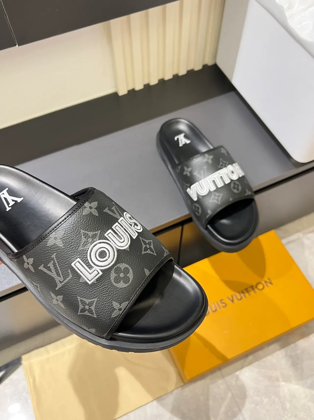 Sandalias Louis Vuitton Slide Negro Marrón Correa Única Monogram 5