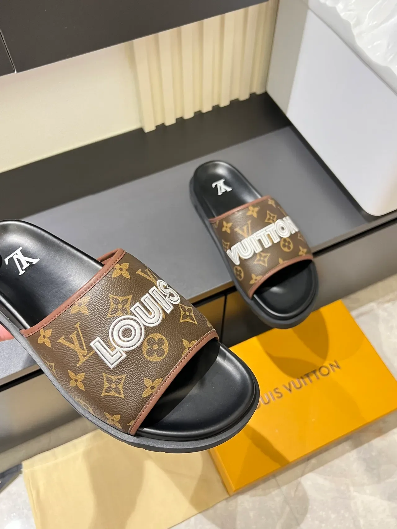 Sandalias Louis Vuitton Slide Negro Marrón Correa Única Monogram 6